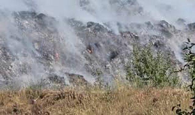 Vijon zjarri në landfillin e Elbasanit, 30 forca dhe 7 mjete