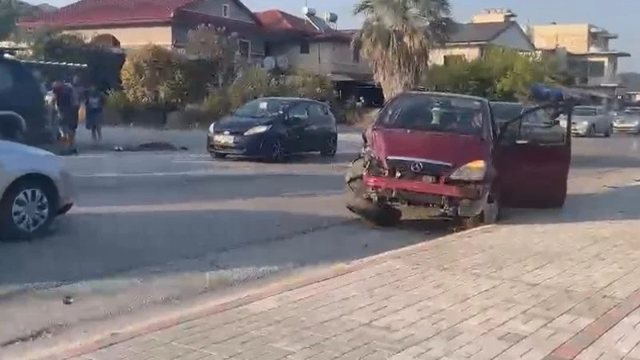 Aksident në Elbasan-Peqin, përplasen dy automjete, lëndohen