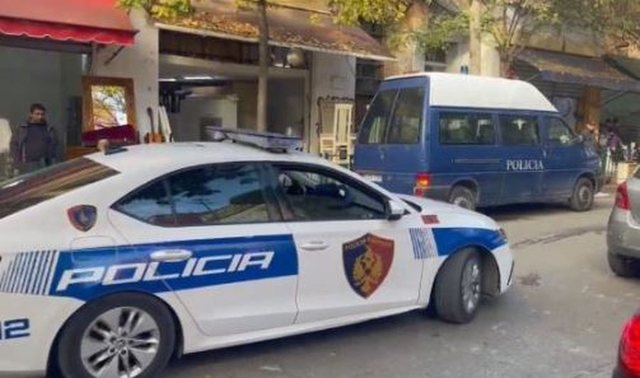 Plagosi me thikë dy vëllezërit, shpallet në kërkim