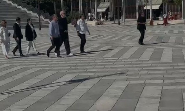 Kryeministri Rama del nga Bashkia e Vlorës dhe kryen inspektim në