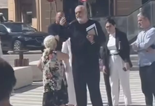 “Më dëgjo, o Kryeministër!” Qytetarja përplaset