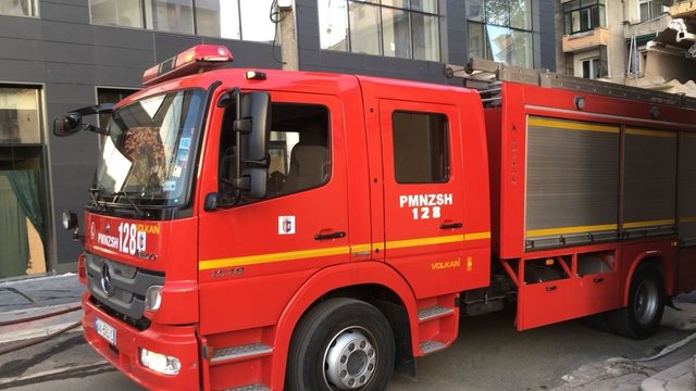 LAJM I FUNDIT/ Përfshihet nga flakët autobusi i linjës