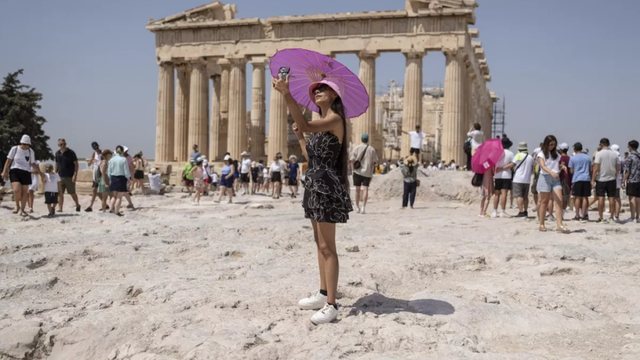 Moti i nxehtë “përvëlon” Greqinë, shteti