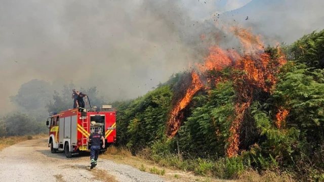 Vijon ‘lufta’ me flakët në vend, 19 vatra zjarri në