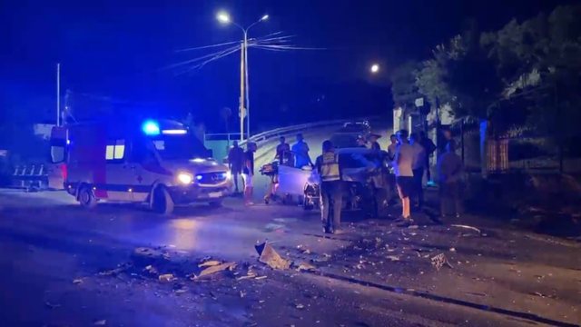 Aksident i rëndë, makina përplaset me kamionin e mbeturinave!