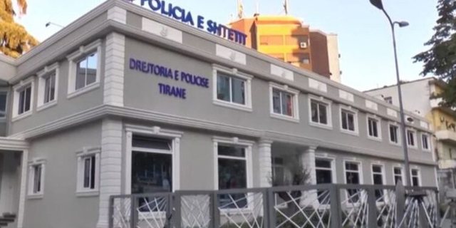 Katër automjete përplasen afër godinës së Policisë
