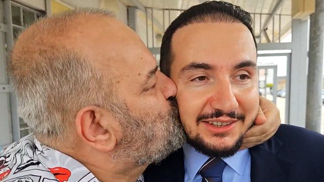 Mbështetësit presin me duartrokitje Salianjin jashtë burgut, Ilir