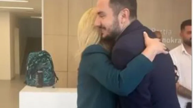 Pas lirimit nga qelia, Salianji pritet me përqafime nga kolegët
