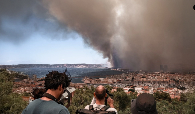 Video/ Pamje apokaliptike në Francën Jugore, zjarri shkrumbon pyjet,
