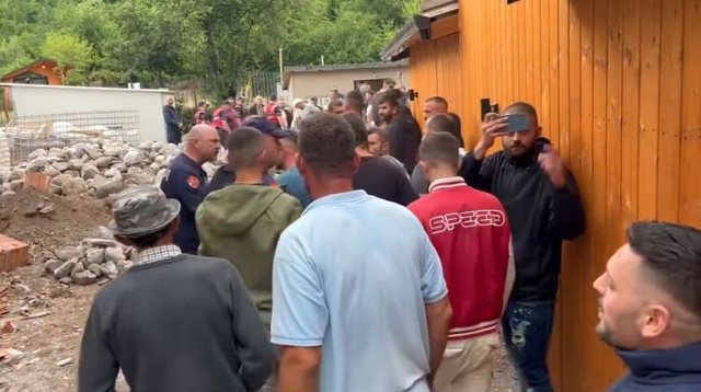 “Jemi në tokën tonë”/ Banorët përplasen me