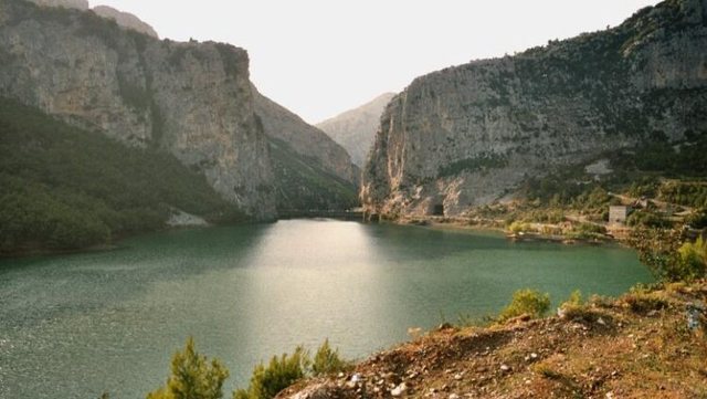 Zbardhet EMRI i të riut që u gjet i vrarë pranë liqenit