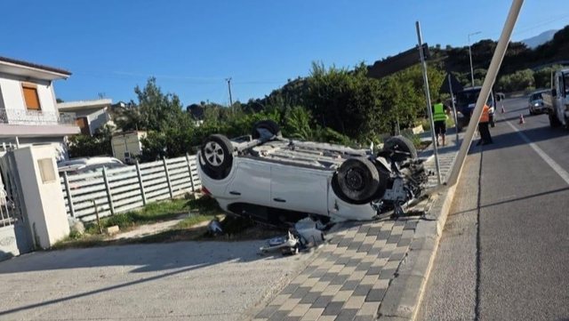 Aksident në Sarandë/ Makina del nga rruga dhe përmbyset në