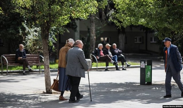 Shqipëria po “plaket” me ritme alarmante - Rinia po largohet