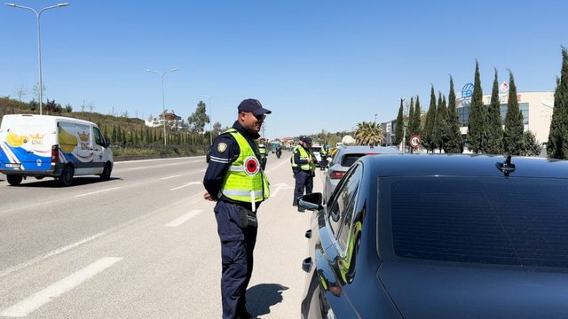 Policia e Vlorës aksion në qytet, qindra masa administrative për