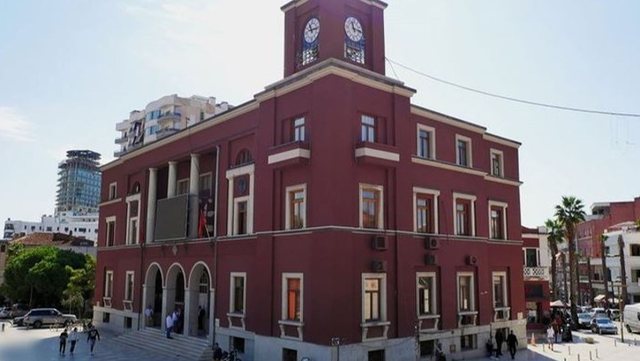 Kush janë drejtorët dhe kryetarët e njësive administrative