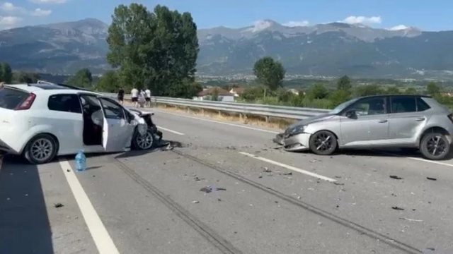 Përplasen dy makina në Bulqizë, 4 të plagosur, tre prej tyre