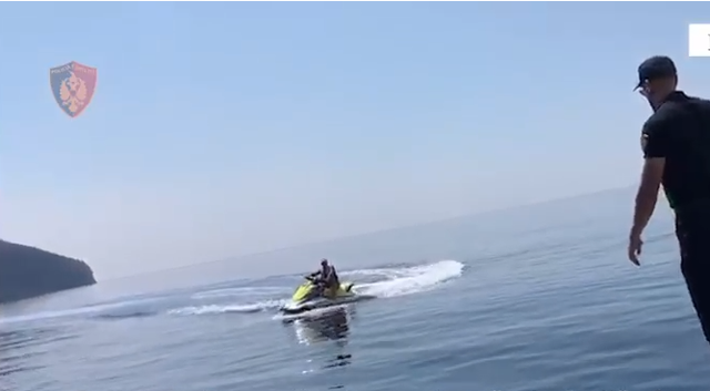 Përplasen motorat e ujit, plagoset i riu në plazh në Kavajë