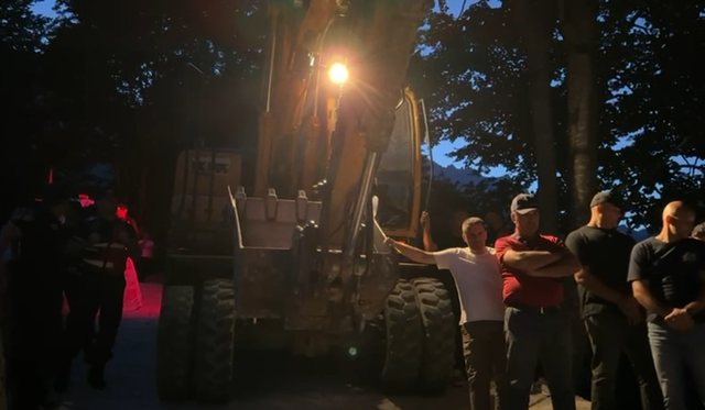 FOTOT/ IKMT rinis aksionin për shembjen e banesave, banorët dalin