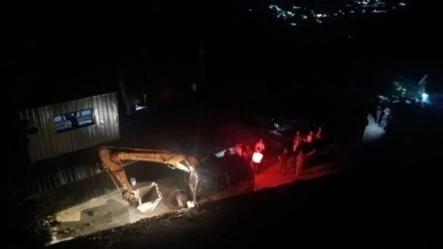 Banorët u ngujuan brenda, shembet banesa e fundit "pa leje"