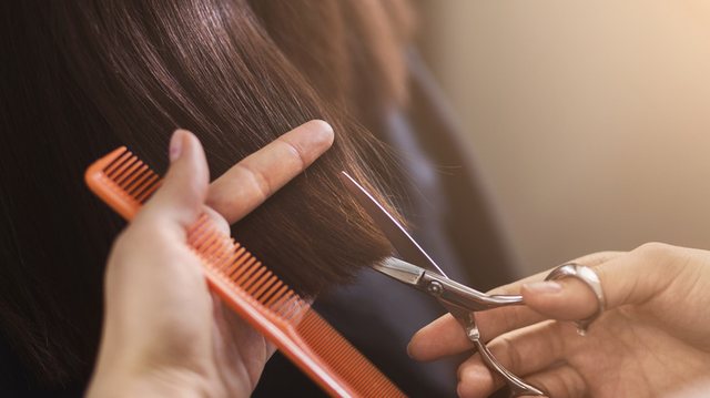 Sa shpesh duhet t’i prisni flokët? Ekspertët tregojnë
