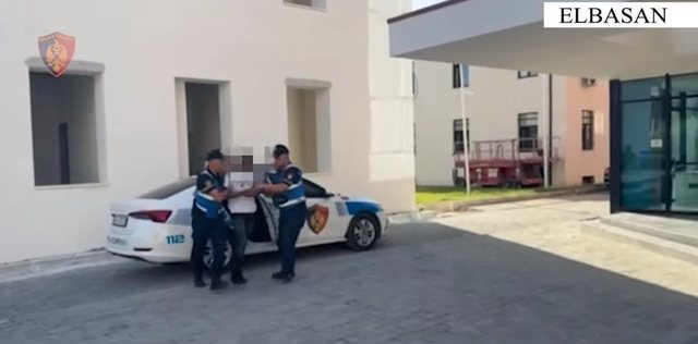 Theu masën e sigurisë dhe vodhi një automjet gjatë