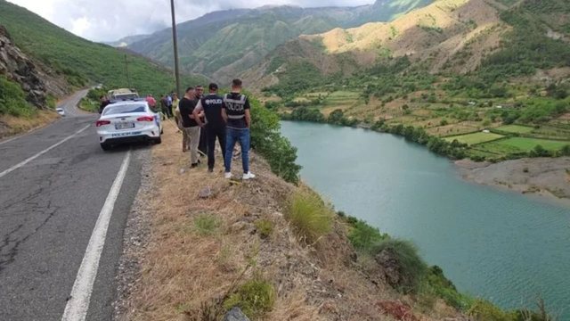 Ekzekutimi i Renis Dobrës/ Njëri nga të arrestuarit,