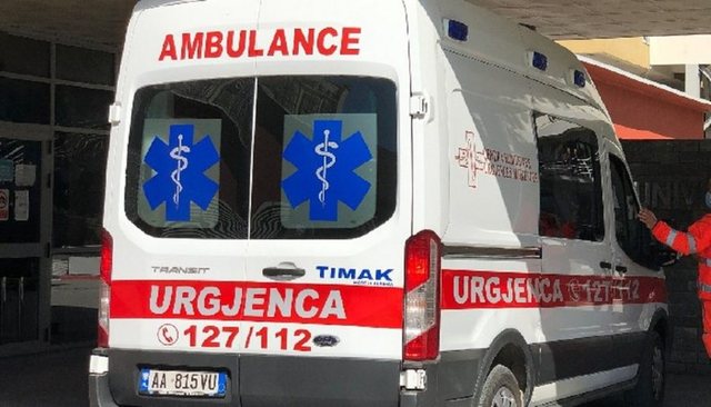 Aksident në Shkodër, shoferi humb kontrollin e automjetit dhe