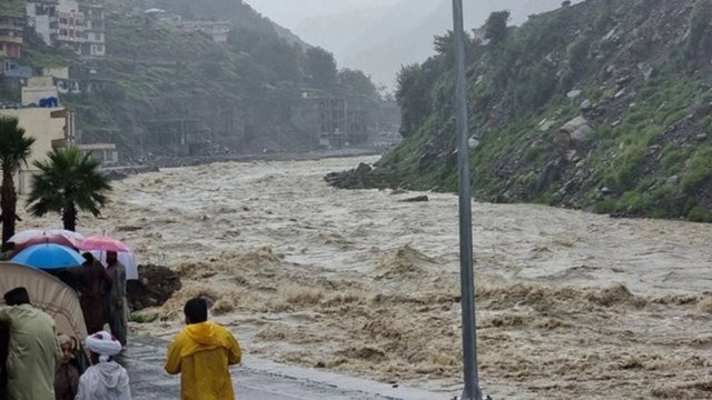 Stuhi shirash dhe furtuna në Pakistan, përmbyten disa zona, 50 viktima