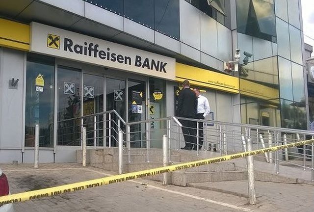 Kujdes! “Raiffeisen Bank” tërheq partë nga karta e