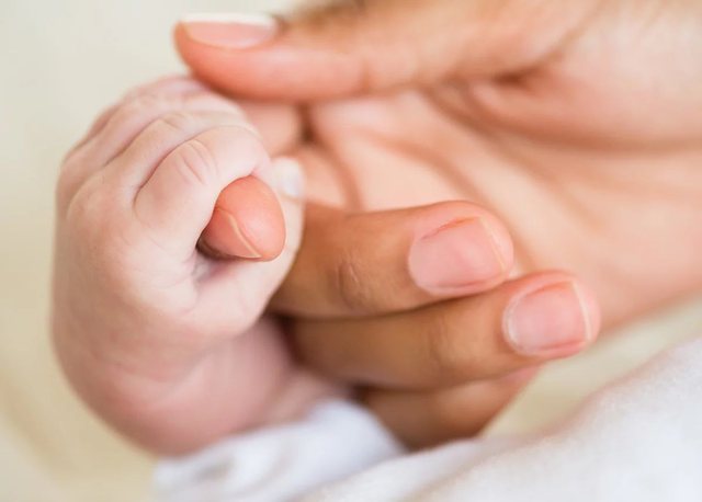 Foshnje me “tre prindër”, 8 lindje të suksesshme në