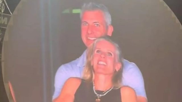 U kap duke u përqafuar me kolegen e tij në koncertin e Coldplay,