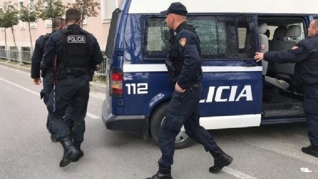 Lëvizte nëpër fshat i armatosur deri në