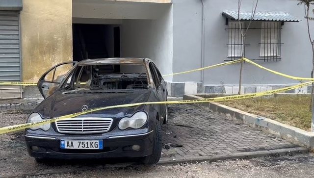 Makina në Korçë përfshihet në flakë pas