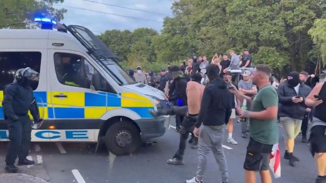 Protestuesit përplasen me policinë jashtë një hoteli me