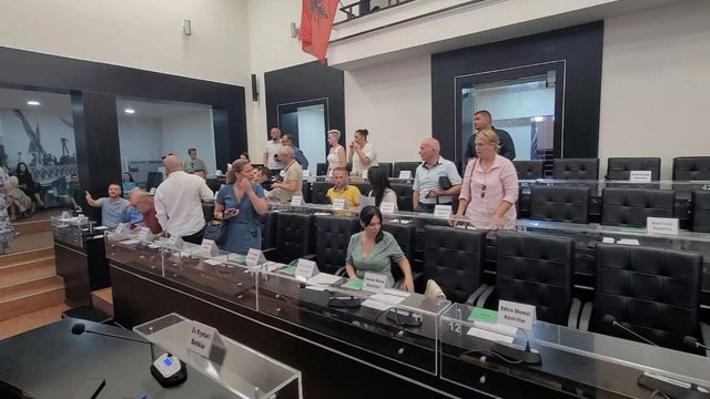Ngec rindërtimi në Durrës! Debate në këshillin