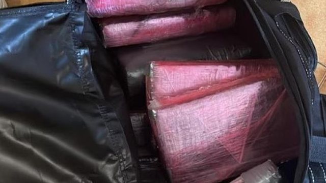 Qarkullonte me mbi 11 kg kokainë dhe një pistoletë, arrestohet
