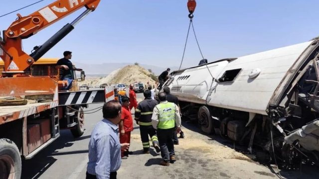 Aksident tragjik në Iran, autobusi del nga rruga dhe përmbyset,
