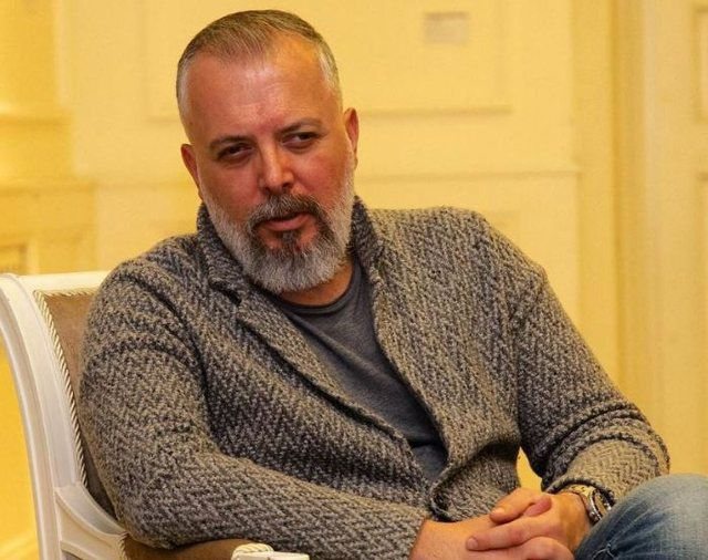 U pa duke puthur vajzën e tij në buzë, rrjeti i ashpër ndaj