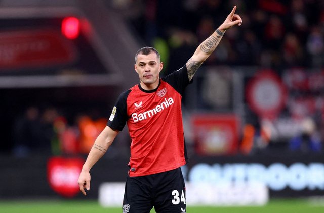 Leverkusen “burgos” Xhakën, Ten Hag: Nuk ikën askund,