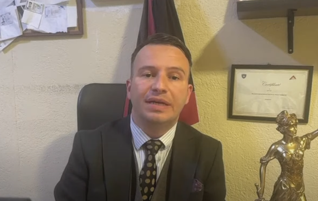 VIDEO/ Momenti kur një person i zhveshur i ndërpret intervistën