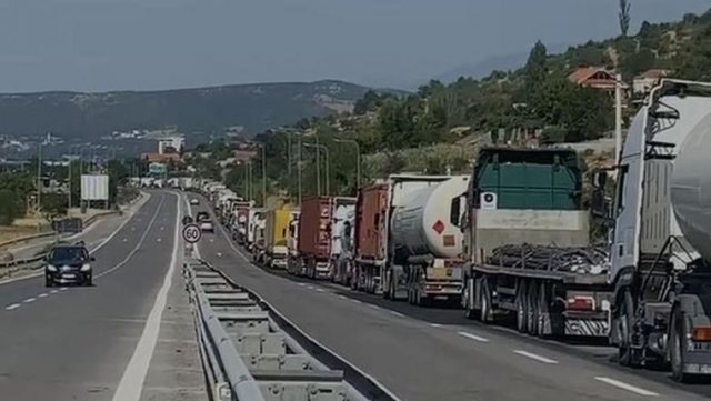 Radhë kilometrike kamionësh në aksin Bardhoc-Vermicë, pritje