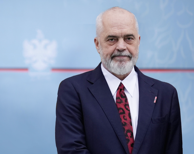 Rama "shkarkon" gjithë ministrat dhe u jep pushime, ja kur do