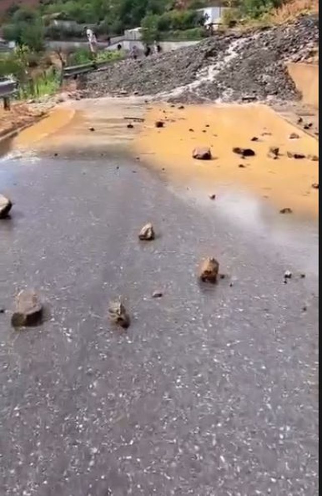 Rrëshqitje dherash dhe bllokim rruge në segmentin