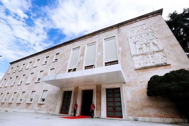 Qeveria miraton trajtim financiar për punonjësit e policisë