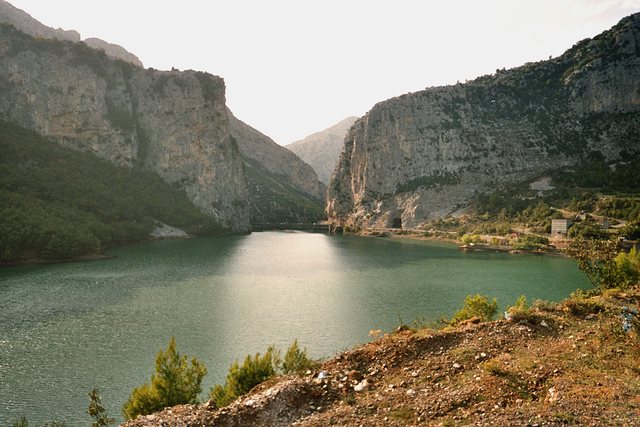 Lezhë/ Një person zhduket gjatë peshkimit në lumin Mat,