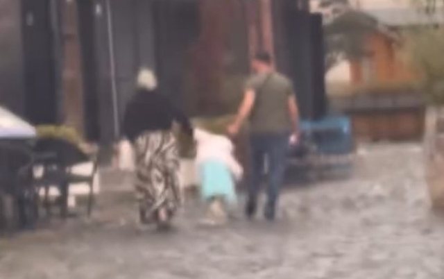 Pamje të rënda/ Prindërit kapin prej flokësh vajzën