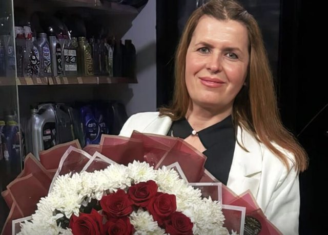 FOTO/ Kush është drejtoresha që u qëllua nga i biri