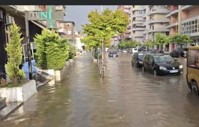 Stuhi shiu dhe erë e fortë në Vlorë,