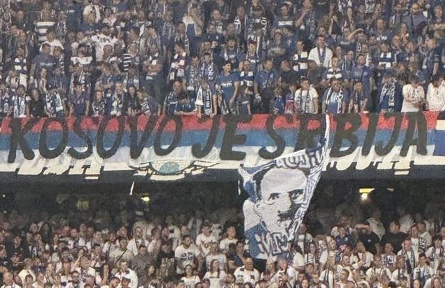 Skandal në Champions/ Tifozët e polakë me baner provokues
