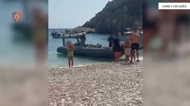 Pushuesi i huaj hidhet nga shkëmbi në det në Gjirin e